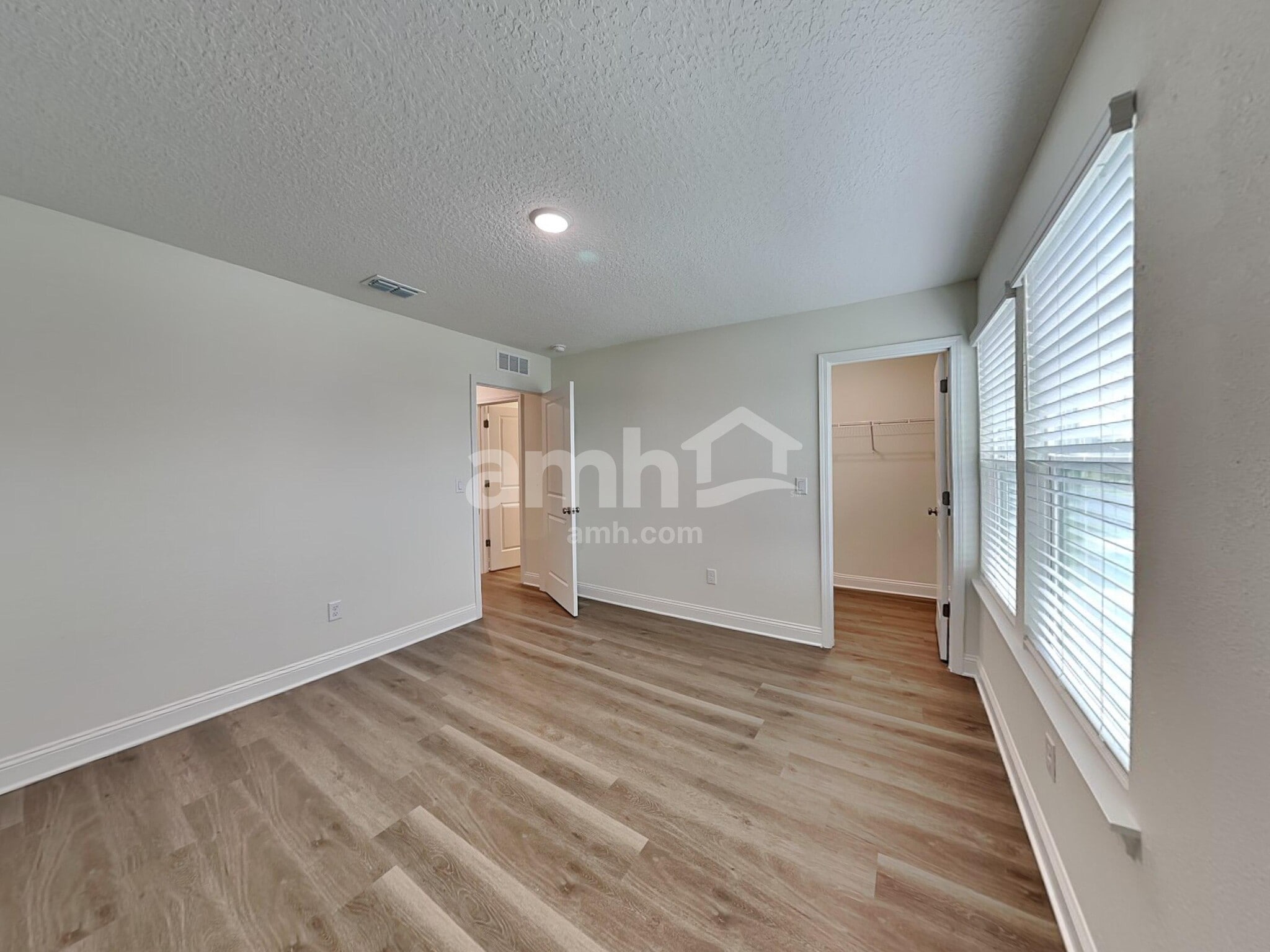 Building Photo - 11661 Hillside Dr