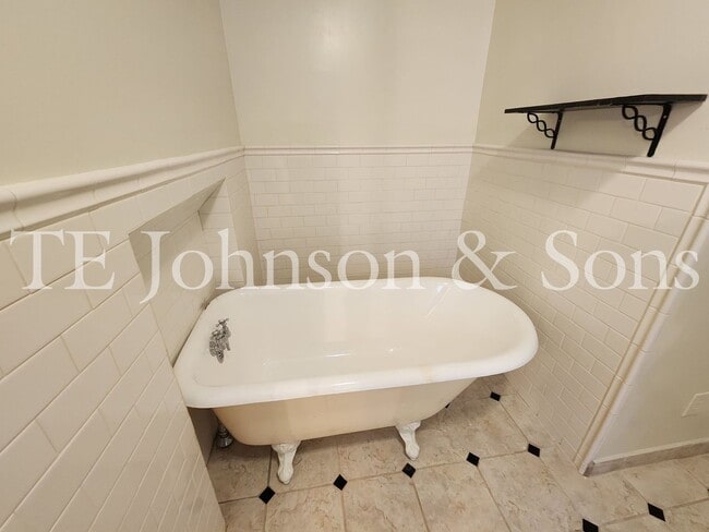 Building Photo - Charming 3-Bedroom Home with Rocking Chair...