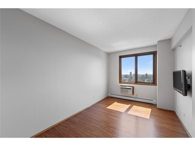 Building Photo - 433 S 7th St
