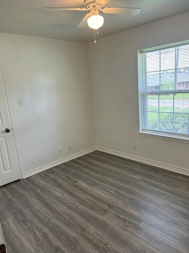 Building Photo - 2706 N Hickory St