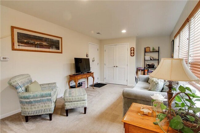 Building Photo - 506 Broadmore Ln