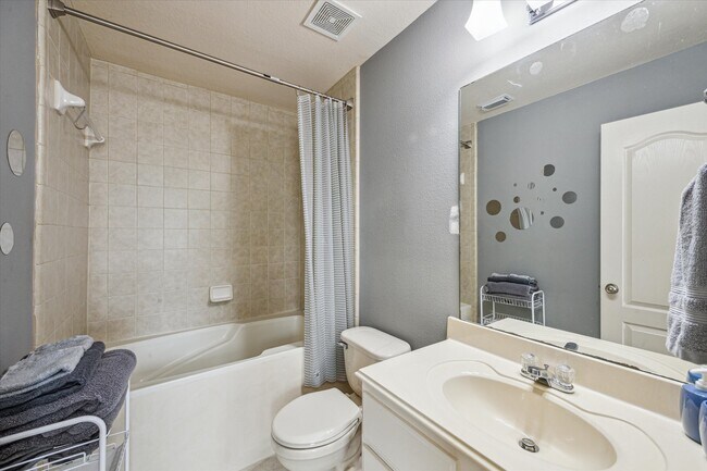 Building Photo - 2403 Clippers Square