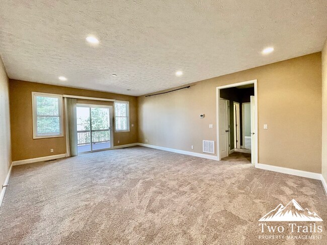 Building Photo - LUXURY MOUNTAIN LIVING IN GATED COMMUNITY