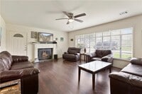 Building Photo - Duplex 11 Bedrooms 6 Baths Available August 2025