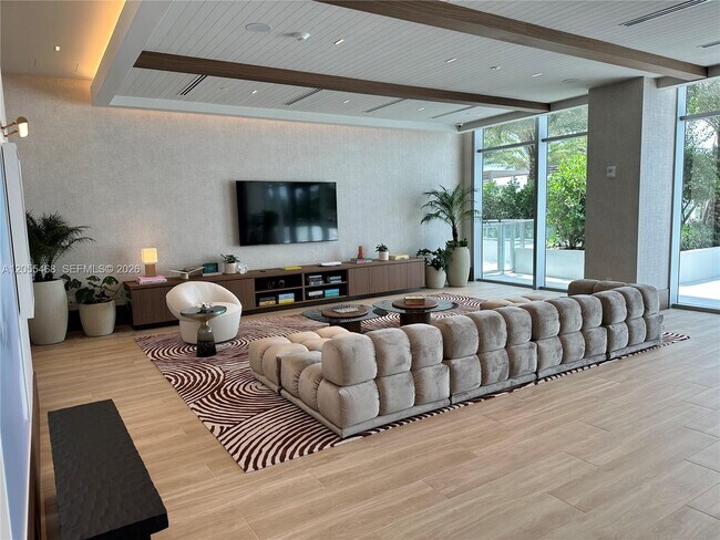 Building Photo - 2411 Laguna Cir