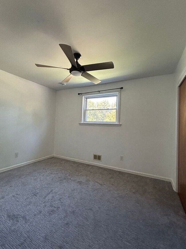 Building Photo - 118 Country Club Dr