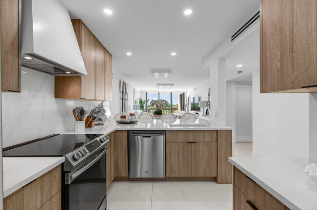 Building Photo - 600 Egret Cir