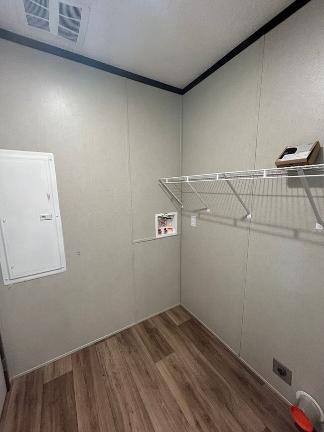 Building Photo - A charming 3 Bedroom/2 Bathroom home!