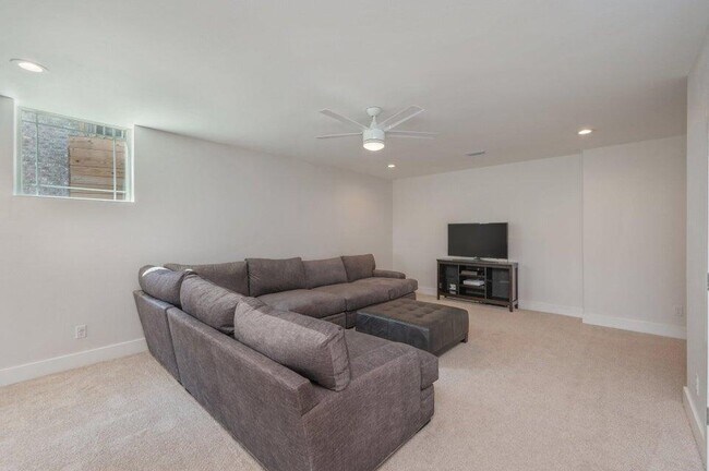 Building Photo - 508 Hideaway Ln