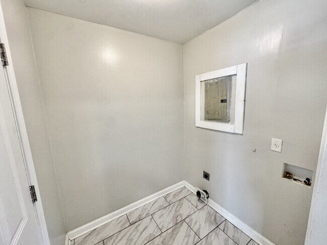 Building Photo - 3176 Beauchamp Dr