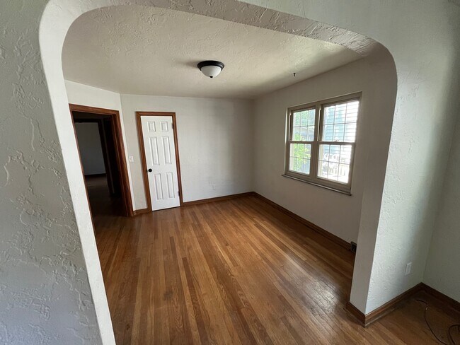 Building Photo - 3063 Sunset Dr - A
