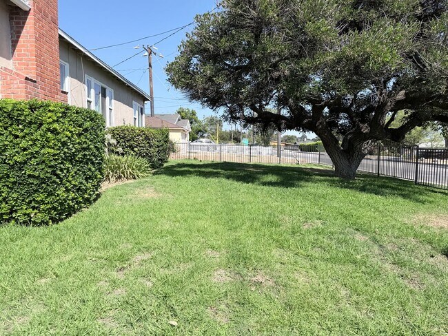 Building Photo - 3082 Thurin Ave