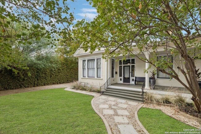 Building Photo - HISTORIC CHARM IN KING WILLIAM