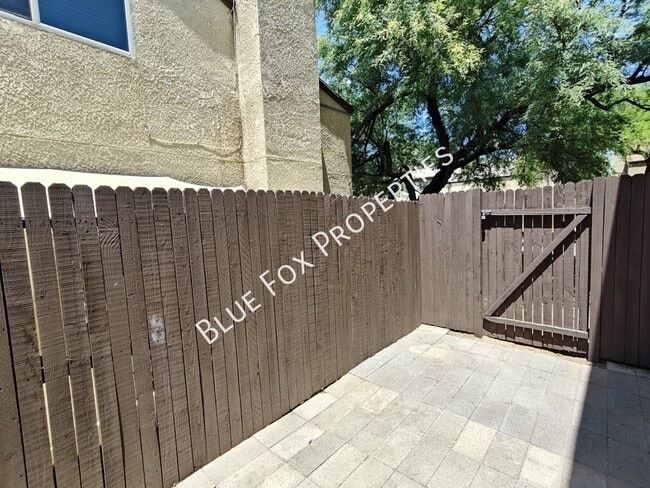 Building Photo - 880 E Peppergrass Ln