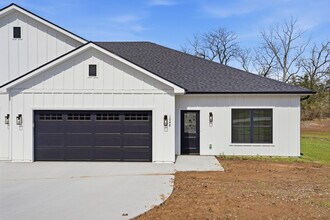 Building Photo - 1048 Stonehaven Dr