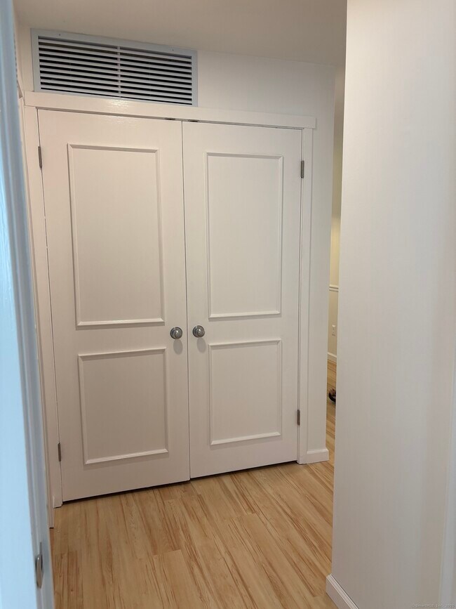 Building Photo - 457 Heritage Vlg
