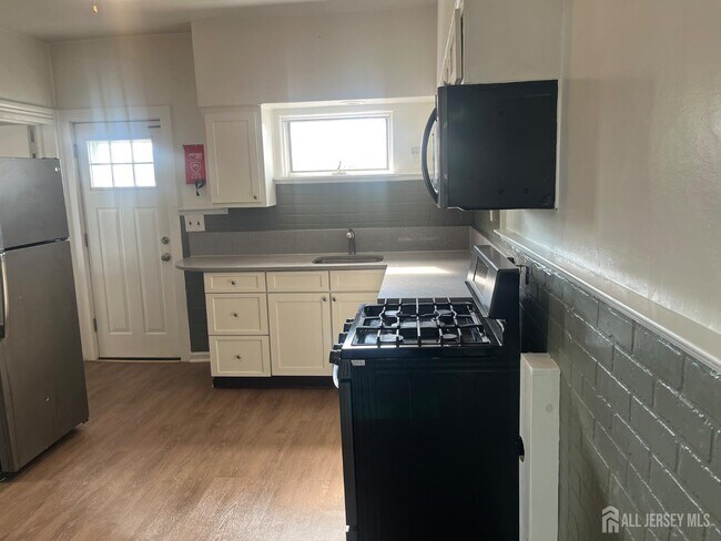 Building Photo - 110 Oak Tree Ave