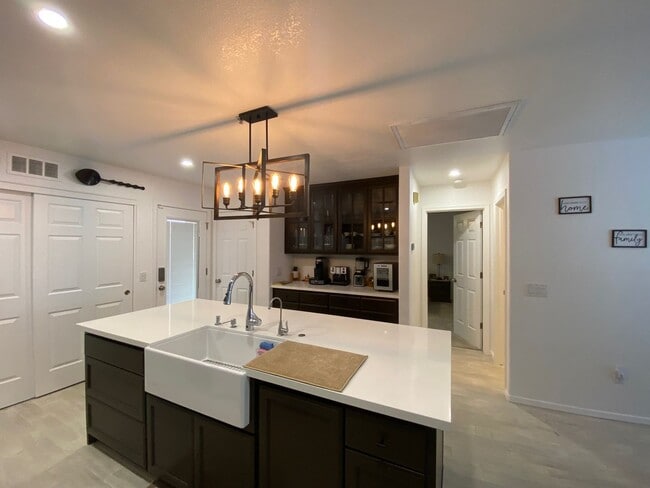 Building Photo - 3045 Palisades Dr