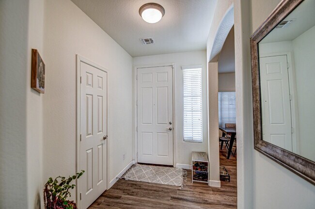 Building Photo - Del Rio Ranch Beauty