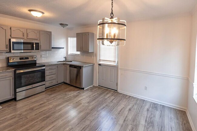 Building Photo - Knoxville 37912 - 2 bedroom, 1.5 bathroom ...