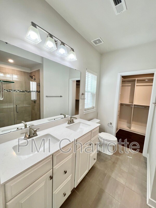 Building Photo - 240 Parkwood Ave