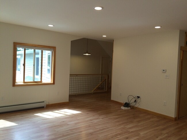 Unfurnished- living area - 131 Lakeside Dr