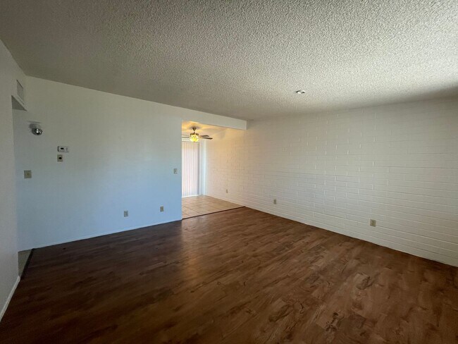 Building Photo - Central 2 bedroom 1 bath unit with Fenced ...