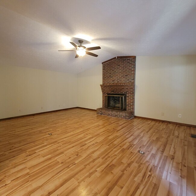 Building Photo - New Listing