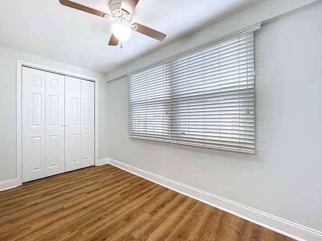 Building Photo - 1/1 in Central Lakeland with a great side ...