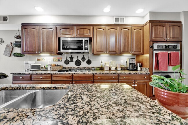 Building Photo - 307 S Chapel St