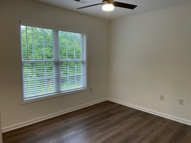 Building Photo - Two Bedroom Townhouse with Bonus Room in Sherrills Ford!