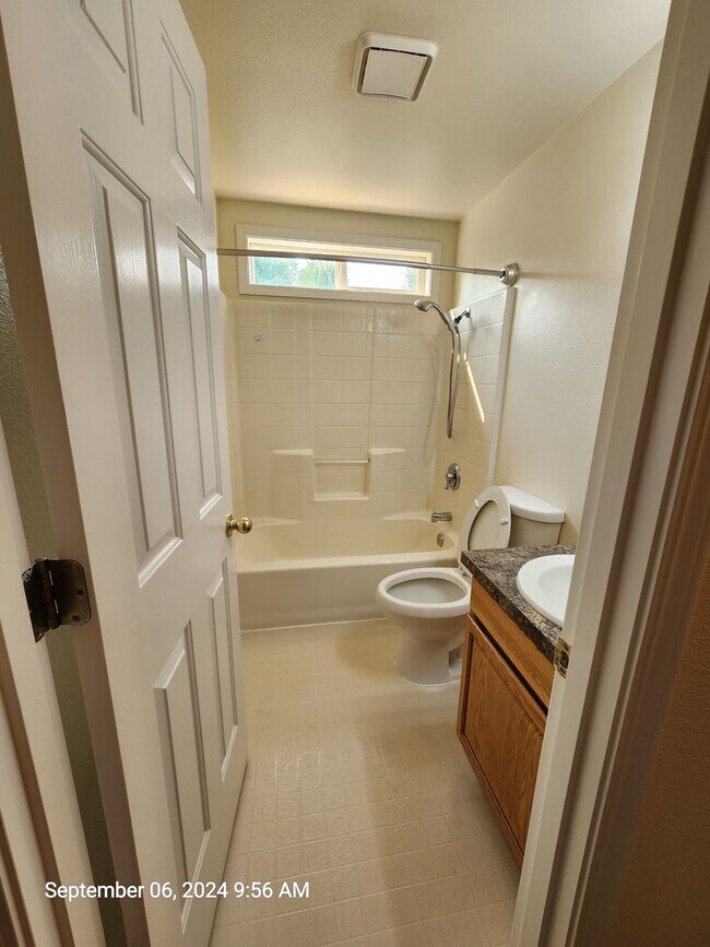 Building Photo - 531 SW Honeysuckle Ct