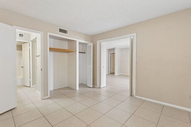 Building Photo - 4444 E Paradise Ln
