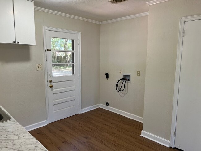 Building Photo - TWO BEDROOM, ONE BATH HOME