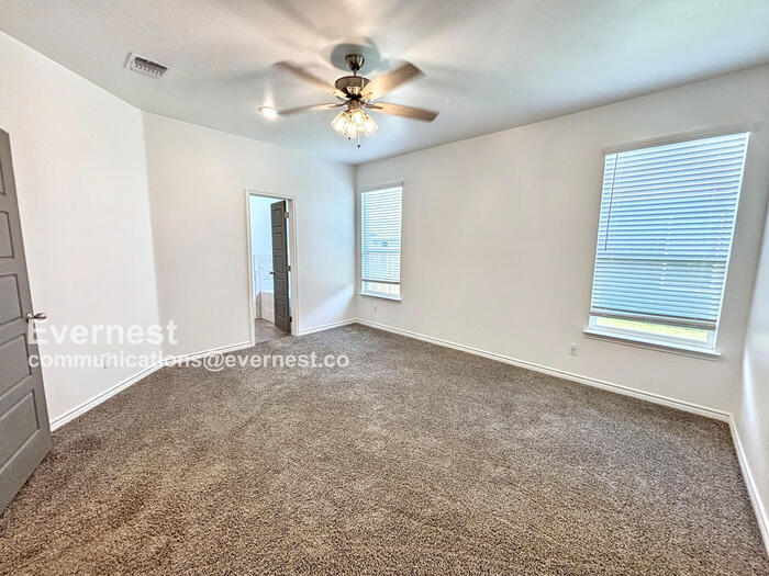 Building Photo - 718 Freedom Cir