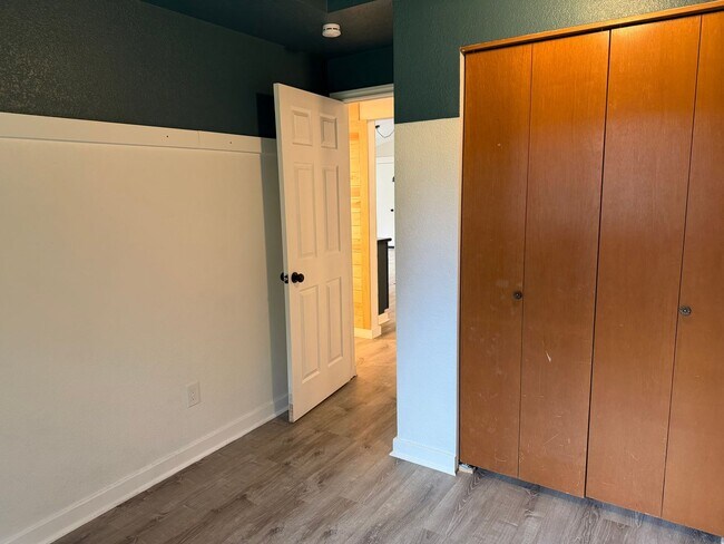 Building Photo - Lovely Single Level Rambler with Custom Finishes and Pet Friendly!