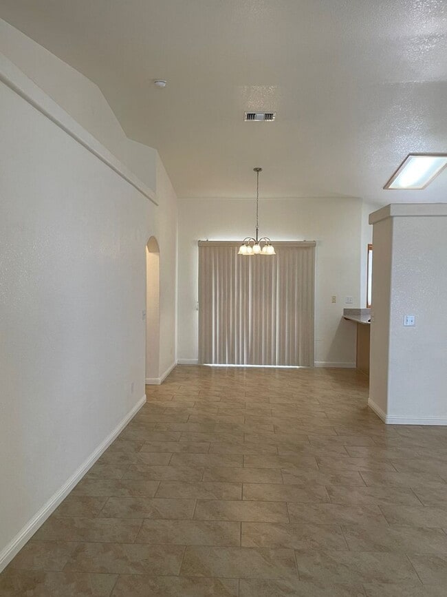 Building Photo - Move in ready, Call for a showing.