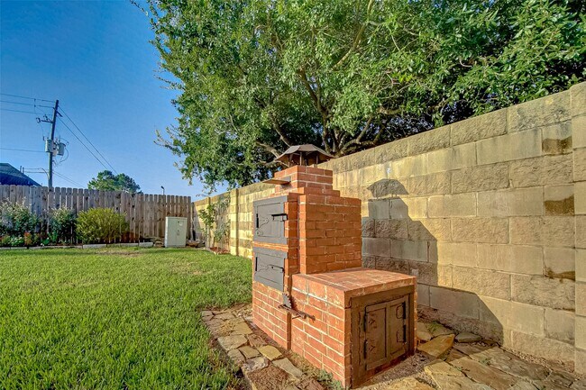 Building Photo - 26439 Richwood Oaks Dr