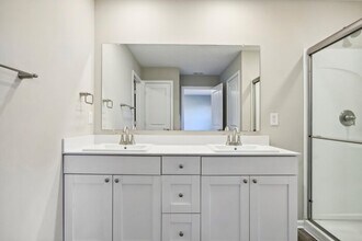 Building Photo - Fantastic 5bd/3ba home! Let yourself in!