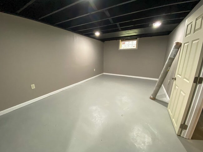 Building Photo - 3 bedroom single family