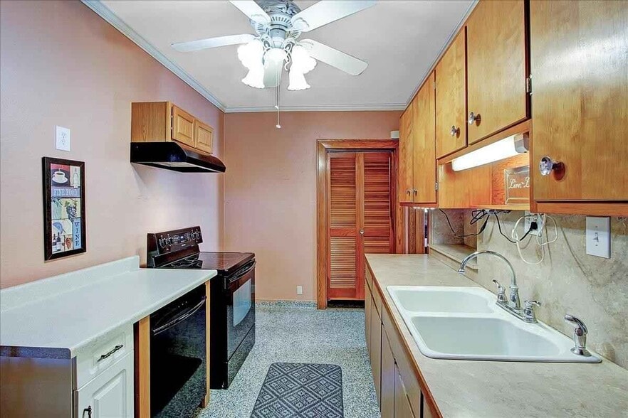 Kitchen - 137 E Court St