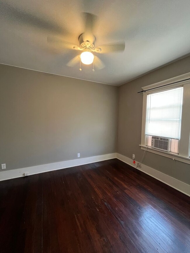 Building Photo - House: 2 Bedroom with Den , 2 Bath and pri...