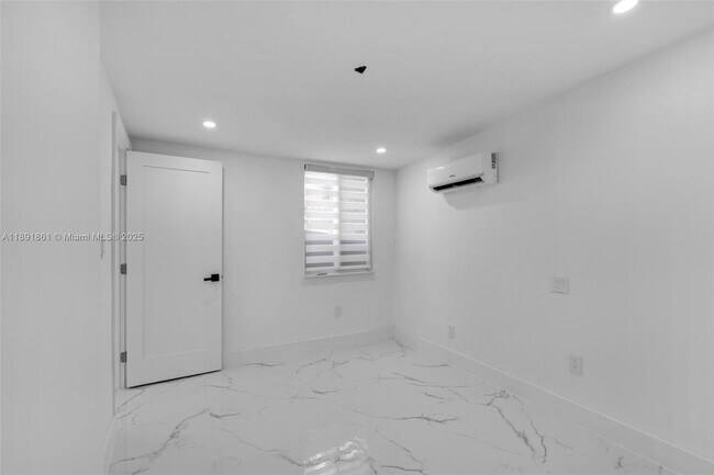 Building Photo - 2999 SW 17th St