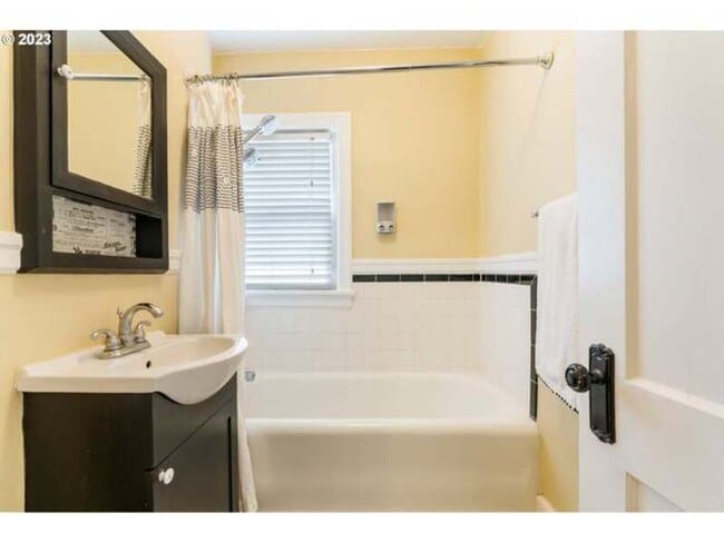 Building Photo - 20 NW 16th Ave