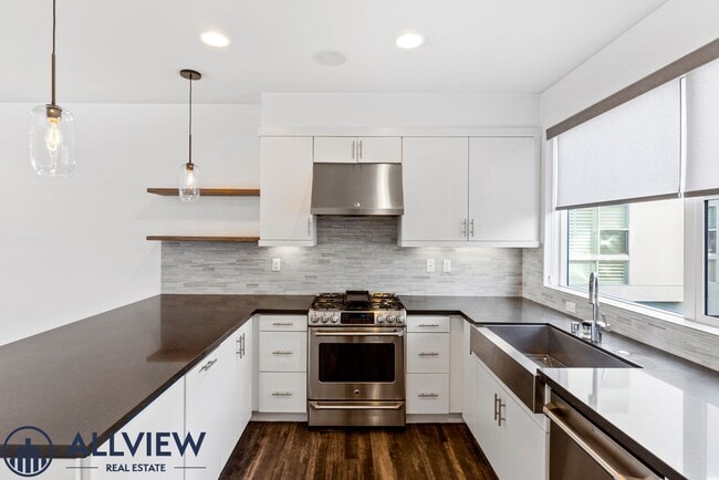 Building Photo - Beautiful three story live/work townhome i...