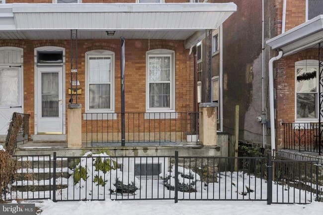 Building Photo - 437 Roxborough Ave