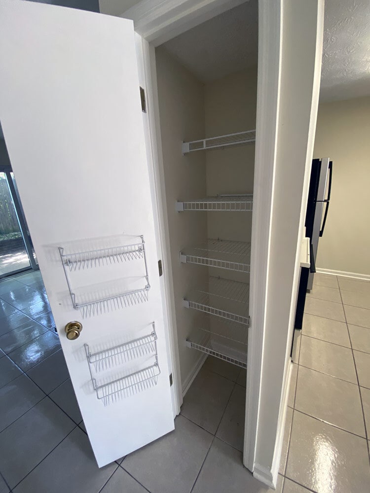 Building Photo - 184 Montmullin St