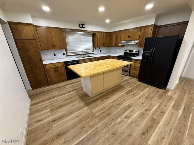 Building Photo - 230 E 21st St