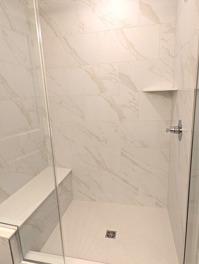 Building Photo - Beautiful, 2 story, end-unit, Townhome located in the Bell Glen Community!