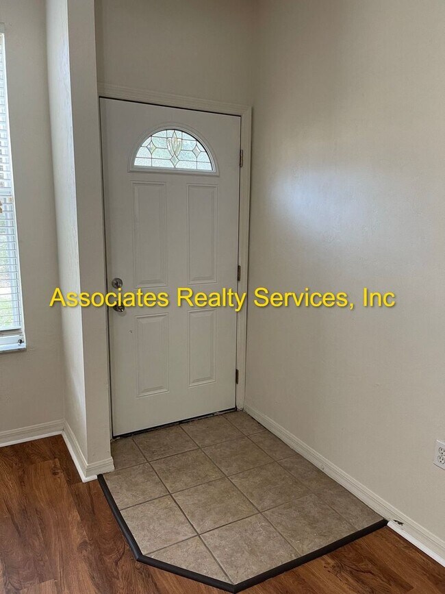 Building Photo - JUST REDUCED! Close to Campus!! 2Br/2.5Ba-...